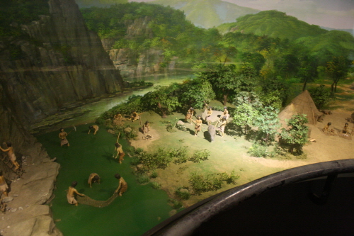 신석기 시대 사람들의 생활상을 모형으로 나타내고 있다.