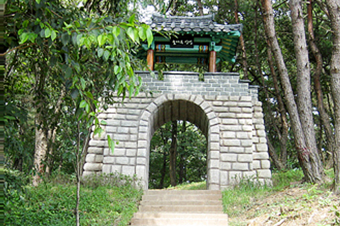솔마루길의 전통적인 입구 모습